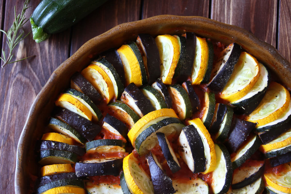 Vegane Ratatouille mit buntem Gemüse aus dem Ofen