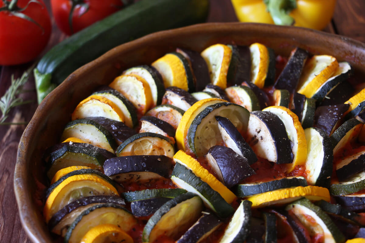 Vegane Ratatouille mit buntem Gemüse aus dem Ofen