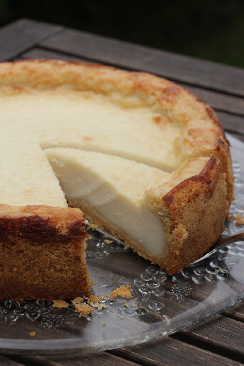 Angeschnittener veganer Käsekuchen