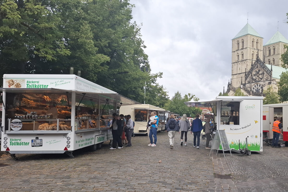 Bäckerei-Stände auf dem Wochenmarkt vor dem Dom