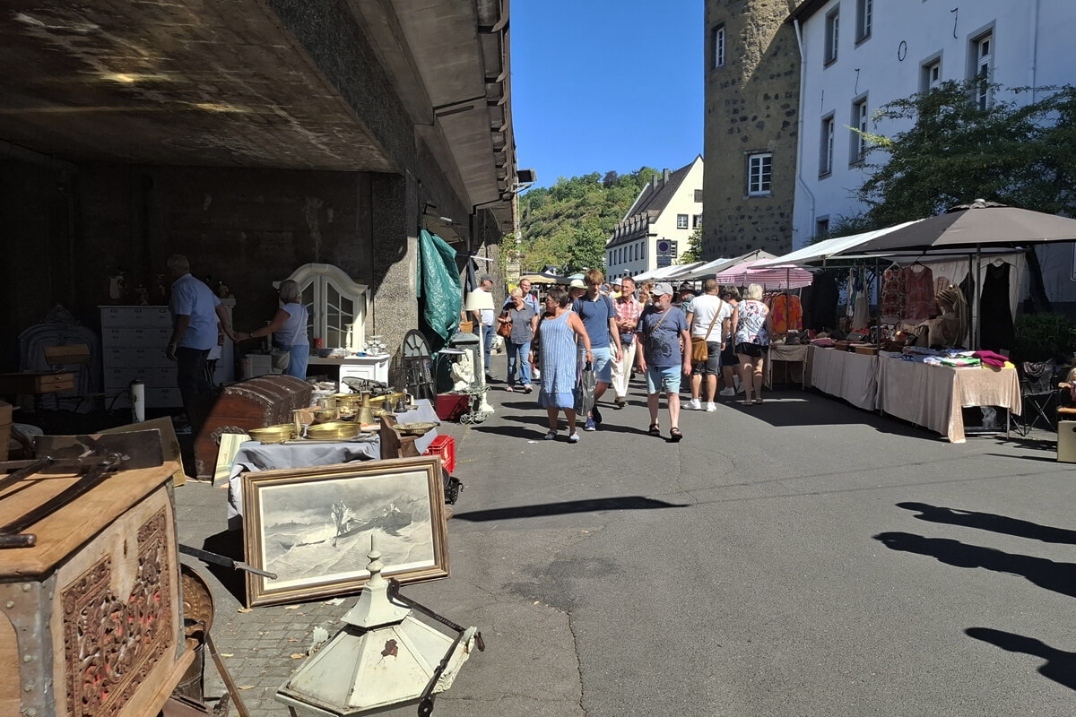 Stöbern nach Raritäten auf dem Linzer Antikmarkt