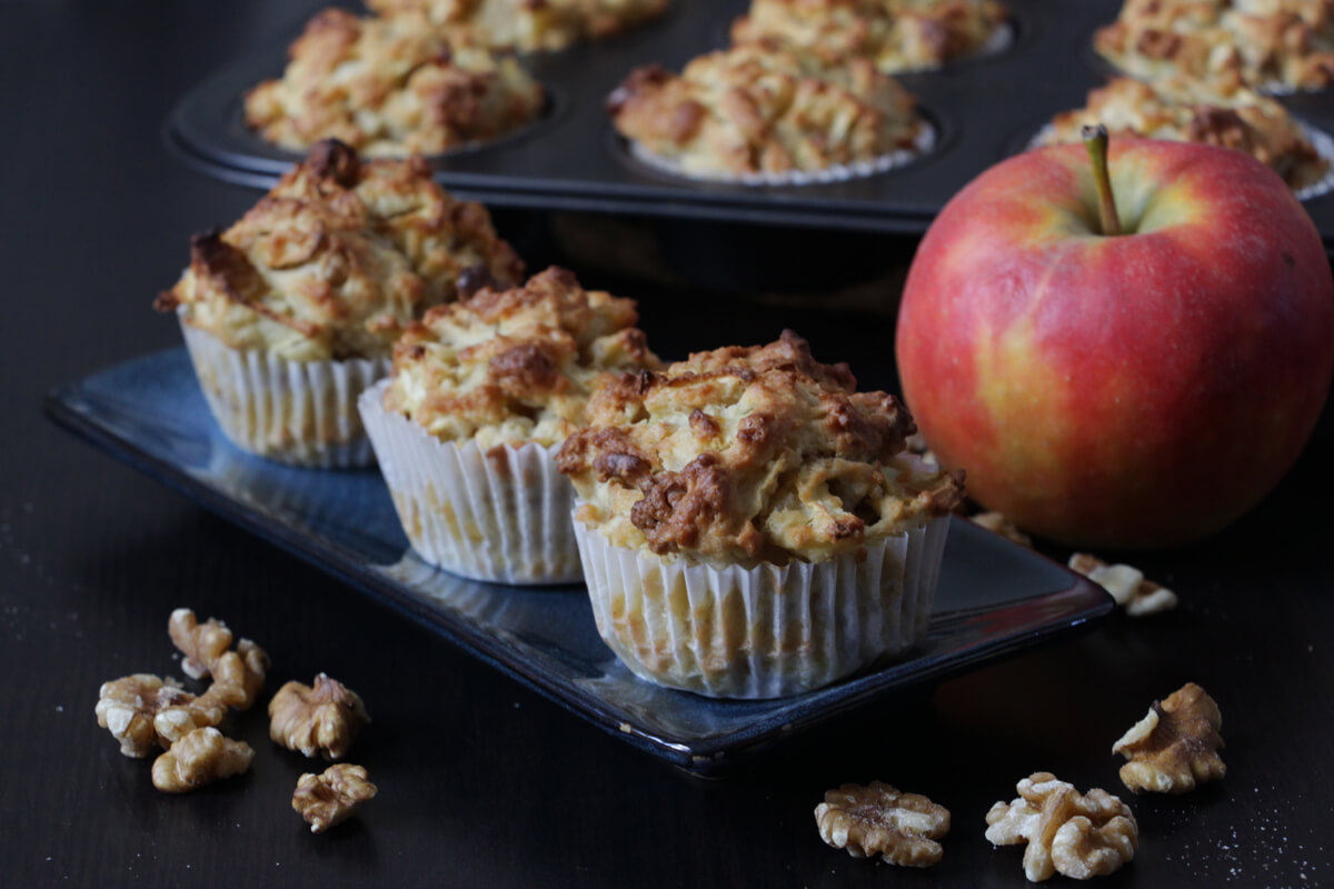 saftige vegane Apfel-Quark-Muffins auf einem Teller