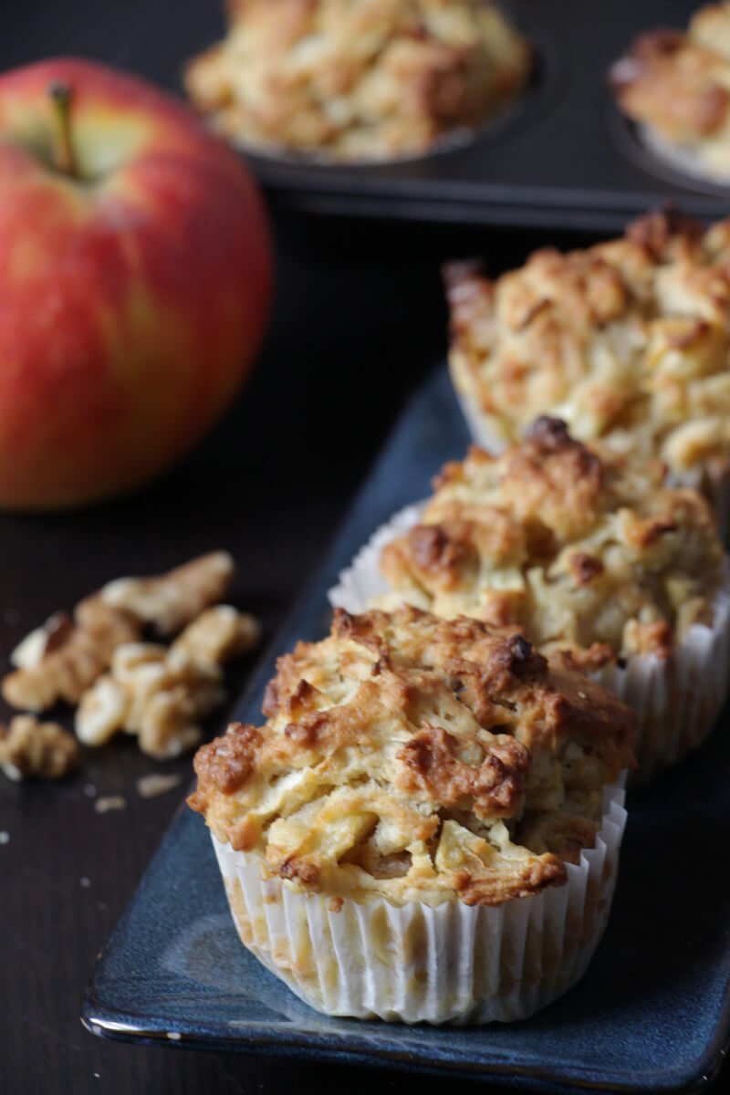 saftige Apfel-Quark-Muffins auf einem Teller