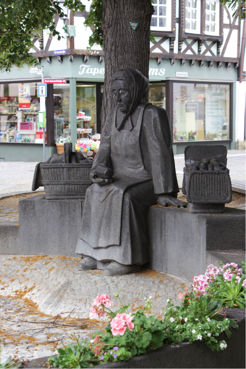 Statue einer Marktfrau am Bauernmarkt