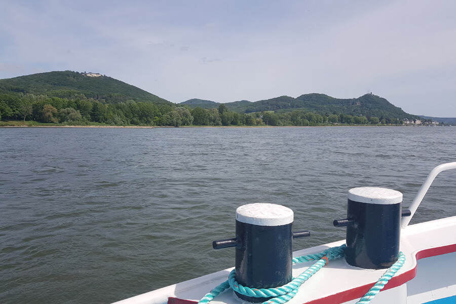 Mit dem Ausflugsboot auf dem Rhein mit Aussicht auf das Siebengebirge