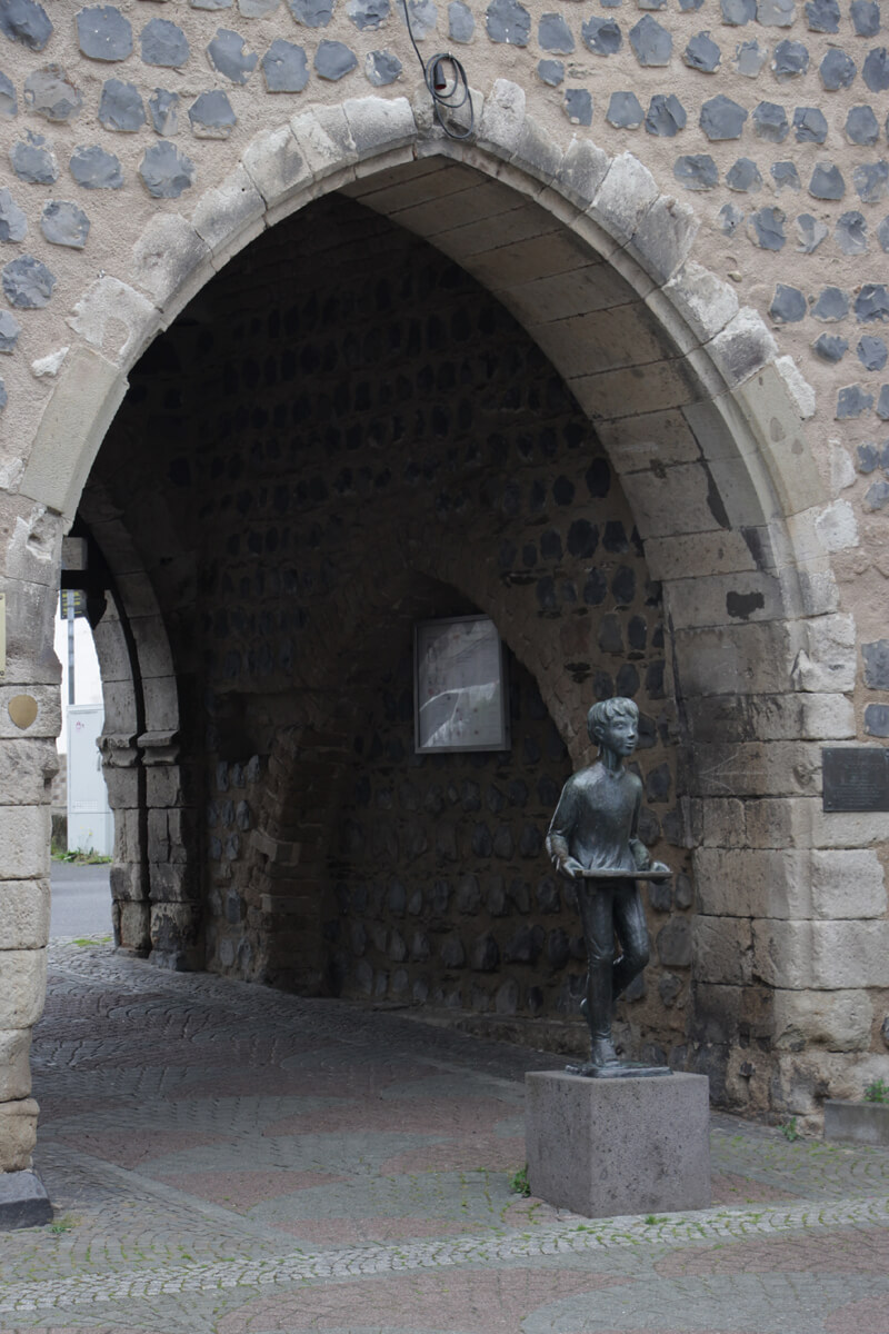 Die Statue des Linzer Klapperjungen steht vor dem Neutor.